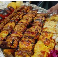 به یک نیرو کار در رستوران حقوق و مزایا بالا