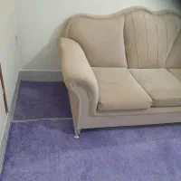 یک عدد کاناپه سه نفره