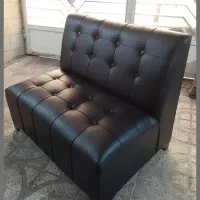 مبل سه نفره چرم و یک عدد پاف