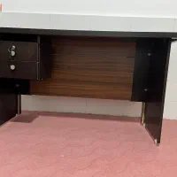 میز اداری و کتابخانه