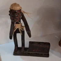 تعدادی مجسمه  یام یام چوبی