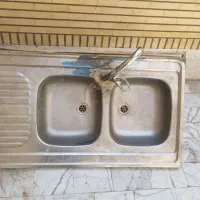 سینگ ظرف شویی با شیرش با لوله هایی زیرش