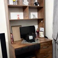 کتابخانه ی چوبی ( ام دی اف ) و صندلی طرحه چرم