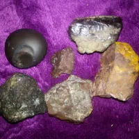 تعدای سنگ بفروش میرسد