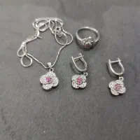 تعدادی نقره یه نیم ست و دو تا انگشتری وو