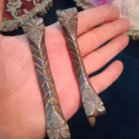دسته اُرُسی های کهنه و تعدادی اجناس قدیمی|کلکسیون اشیاء عتیقه|اصفهان, جلفا|دیوار