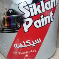 یک قوطی رنگ استری اتومبیل و یک