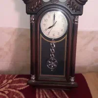 یه ساعت دیواری