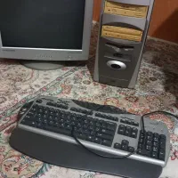 سیستم کامپیوتر قدیمی با تمام وسایل جانبی با ۴ فن