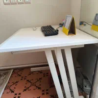 میز پزشکی تمیز وسالم.