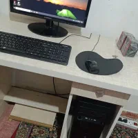 کامپیوتر با میز