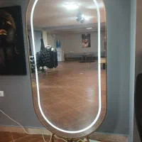اینه قدی چراغ دار و صندلی چهارچرخ در حد نوع|آرایشگاه و سالن‌های زیبایی|کرج, گلشهر|دیوار