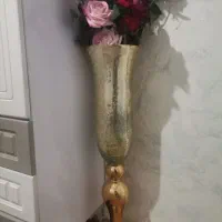 گلدان با گل های داخلش