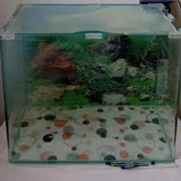 آکواریوم با تمامی لوازم