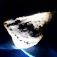 شهاب سنگ باستانی حکاکی شدهوتصویر داره با زربین