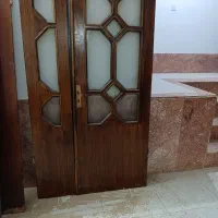 در ورودی سالم چوبی و در سرویس حمام و دستشویی