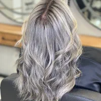 همکار و دستیار آرایشگر