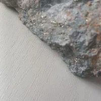 سنگ طلایی.پر از ذرات طلا.