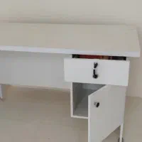میز تحریر و ساعت