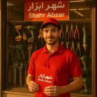 همکار اقا و خانم در فروشگاه ابزار مارکت شهر