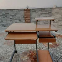 میز کامپیوتر در حد نو تمیز