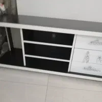 یک میزتلویزین