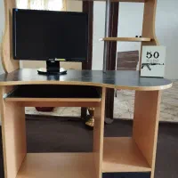 یه عدد میز کامپیوتر در حد نو و مانیتور ایسوز