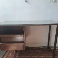 کتابخانه و میز تحریر