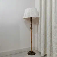 آباژور ایستاده