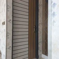 درب چوبی ، اتاقی ، ورودی ،و کمدی