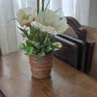 گلدان با گل مصنوعی