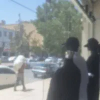 استخدام اقا برای نظافت شیشه فروشگاه