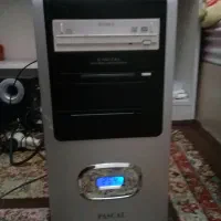 کیس کامپیوتر و مانیتور کم کارکرد با لوازم جانبی