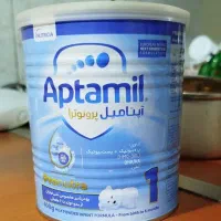 تعداد زیادی قوطی شیرخشک