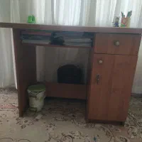 میز تحریر چوبی محکم با کمد قفل دار