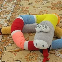 تعدادی عروسک|اسباب‌بازی بچه|قم, چهل درخت‎|دیوار