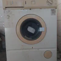 ماشین لباسشویی سالم در حال کار میباشد