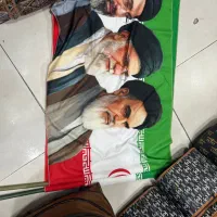 چند عدد پرچم که بادسته تقدیم میشود تعداد هم بالا
