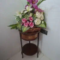 سبد گل با میز کنار سالنی