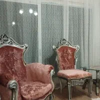 مبل استیل هست نفره با میز عسلی و جلو مبلی