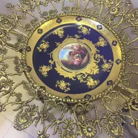 جام برنزمیوه کنار سالنی ایستاده