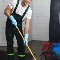 آقا هستم قابل اعتماد.کمکی در کارها