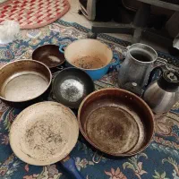 تعدادی ماهیتابه و یک عدد قابلمه