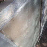 یکعدد درب بدون چارچوب و یکعدد نورگیر