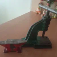یک عدد پرس قدیمی و یک عدد سندون