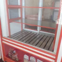 یک عدد یخچال فروشگاهی وتعداد ۶قفسه فلزی