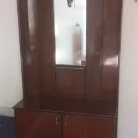 جاکفشی  جادار وآینه دار  کارکرده  بفروش میرسد.