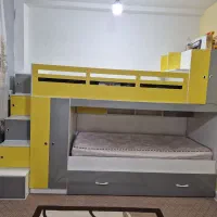 تخت دو طبقه به همراه یک تخت مهمان و دو کمد بزرگ