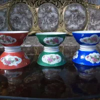 کاسه قدیمی گل سرخ رنگی