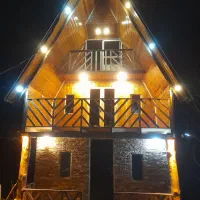 اجاره-کلبه-چوبی-سوئیسی-تریبلکس-باویو-جنگلی